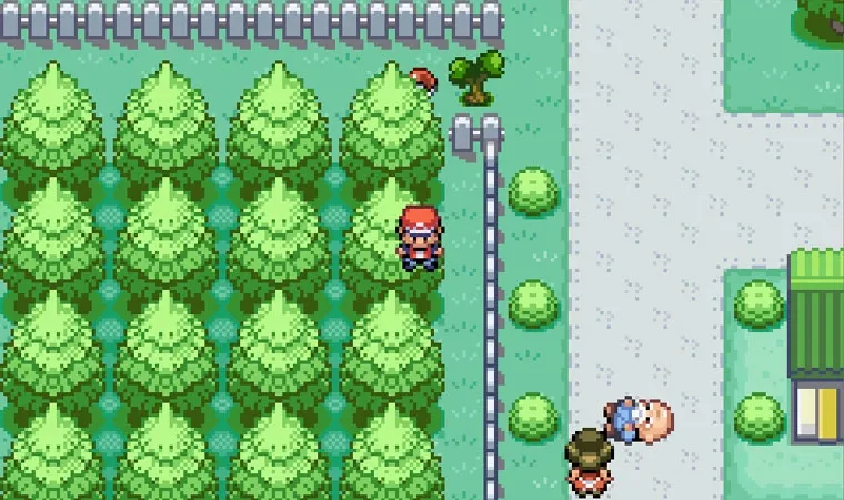 Imagem do jogo Pokémon Fire Red exibindo o protagonista Red atravessando o cenário, parado entre árvores na cidade de Viridian, próximo ao velho mau-humorado que normalmente bloqueia a passagem do player 