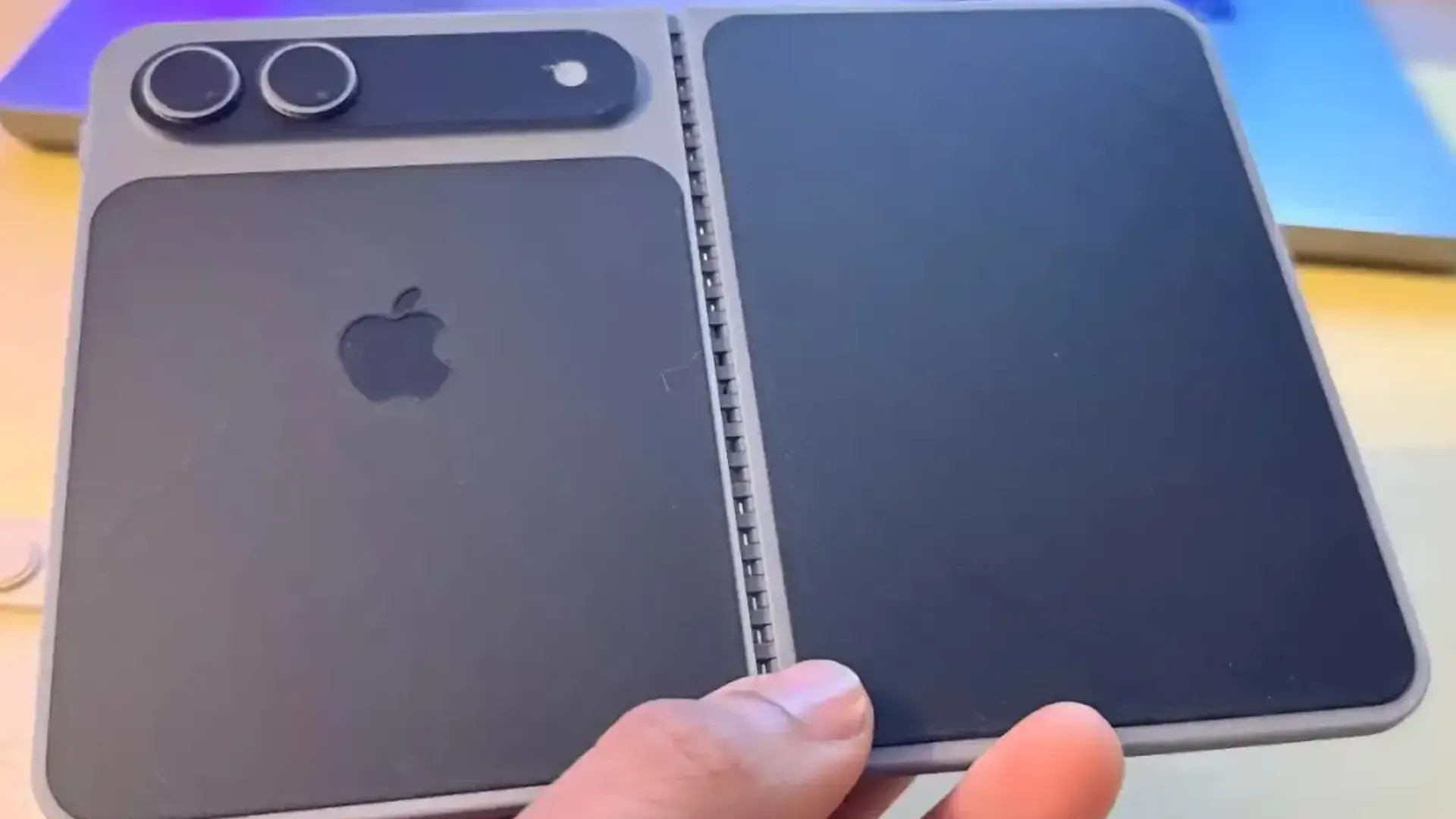 Imagem de uma mão segurando um possível protótipo do iPhone Fold