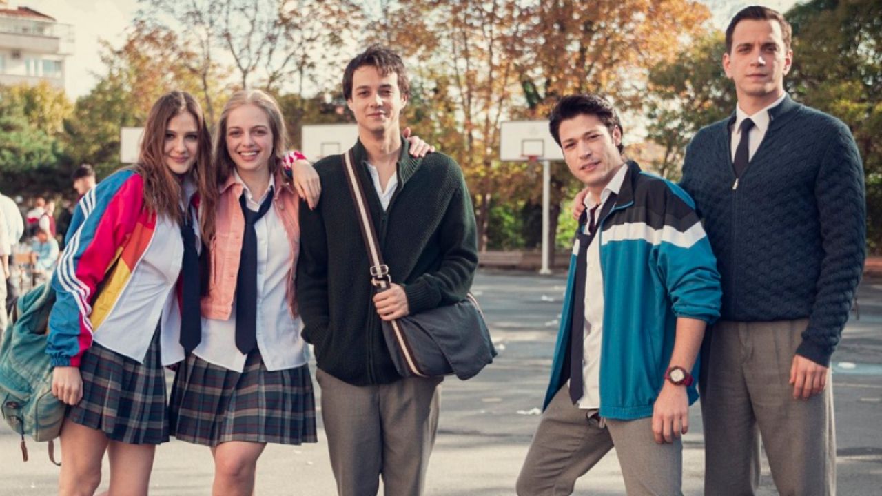 Grupo de adolescentes em cena da série turca Love 101 da Netflix
