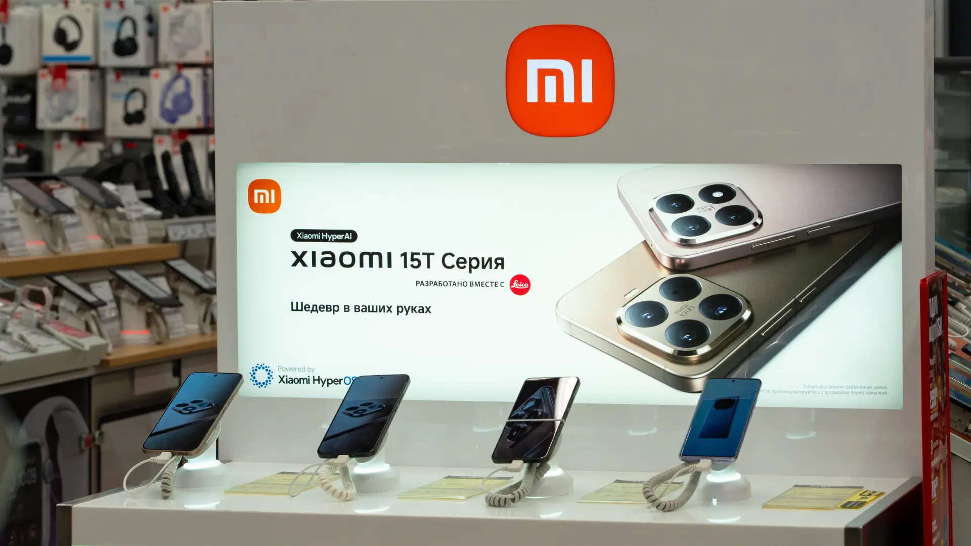 Vitrine de loja da Xiaomi com várias opções de celulares da linha 15T