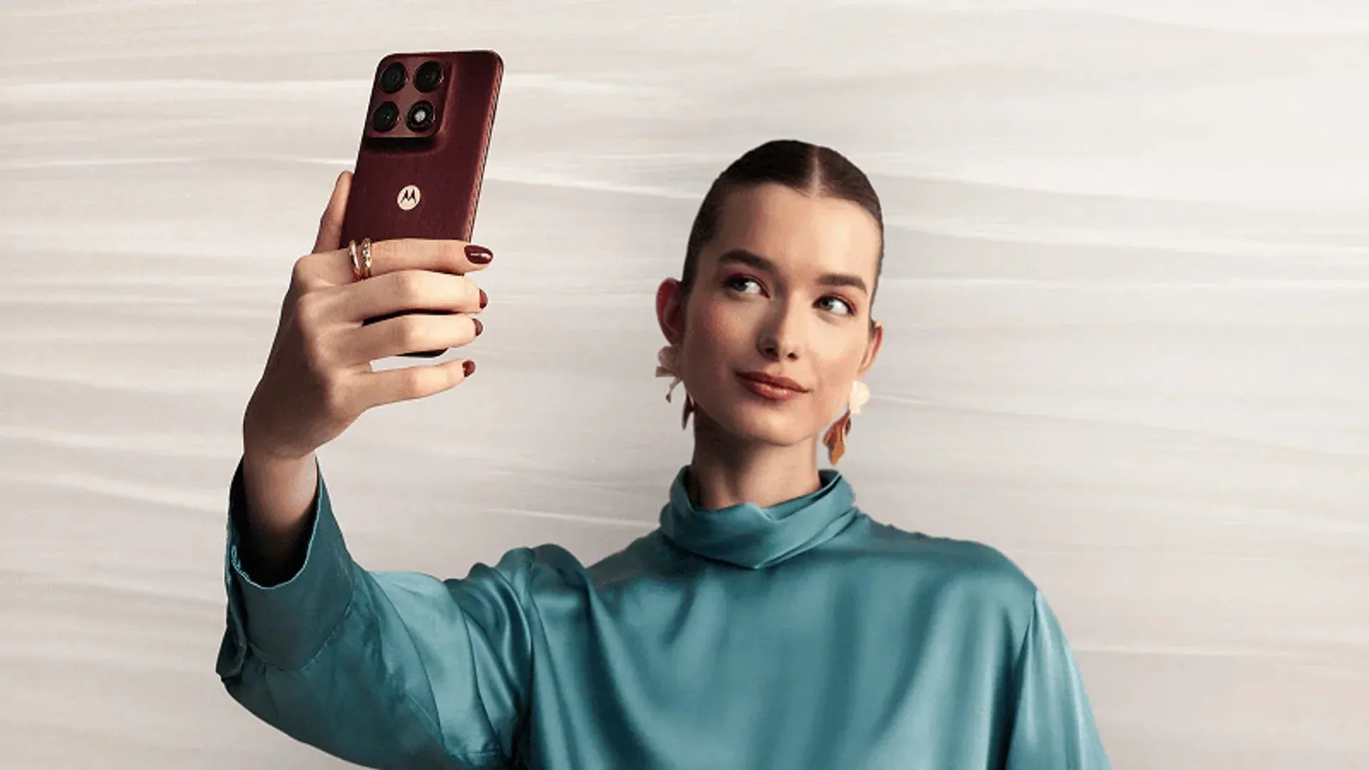 Imagem do Motorola Edge 70 Pro com destaque para o módulo de câmeras traseiras em acabamento marrom