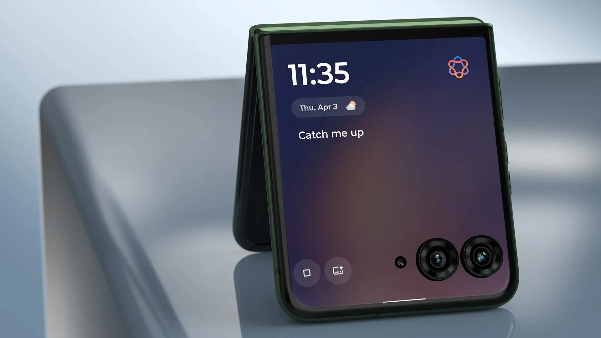 Imagem do Motorola Razr 70 Plus aberto com tela interna OLED exibindo interface do relógio