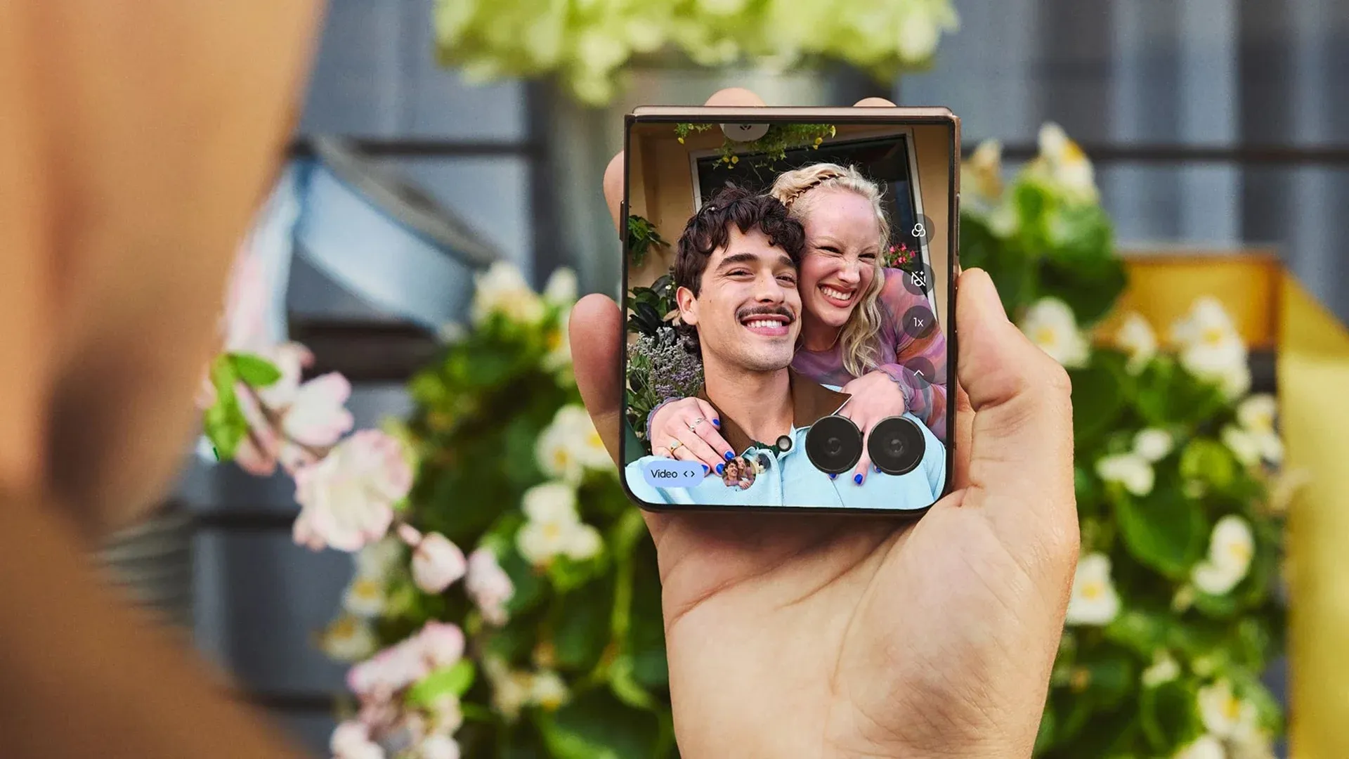 Imagem do Motorola Razr 70 Ultra aberto em modo selfie com duas câmeras traseiras visíveis