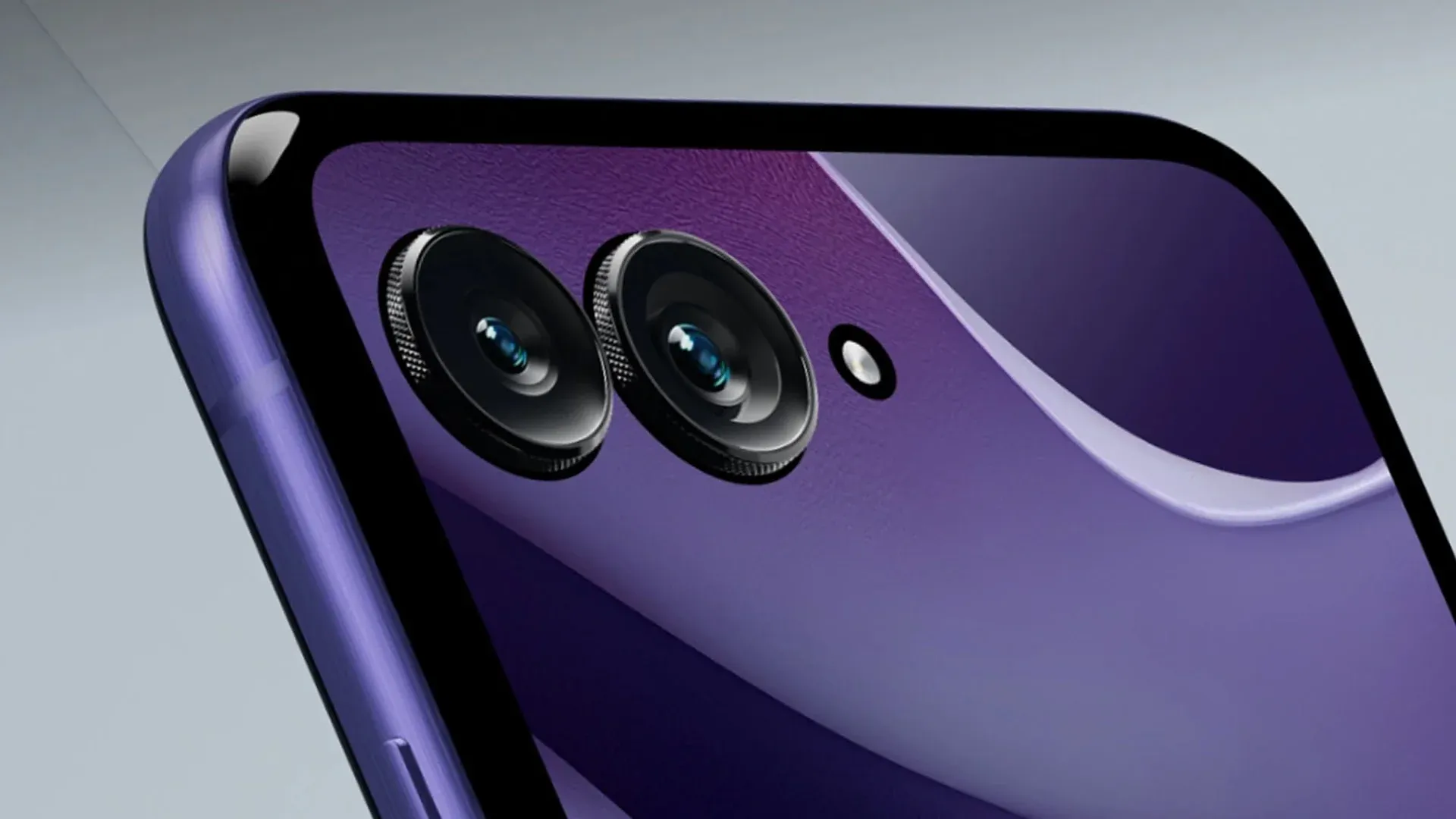 Imagem do Motorola Razr 70 Ultra mostrando a câmera traseira dupla em acabamento roxo