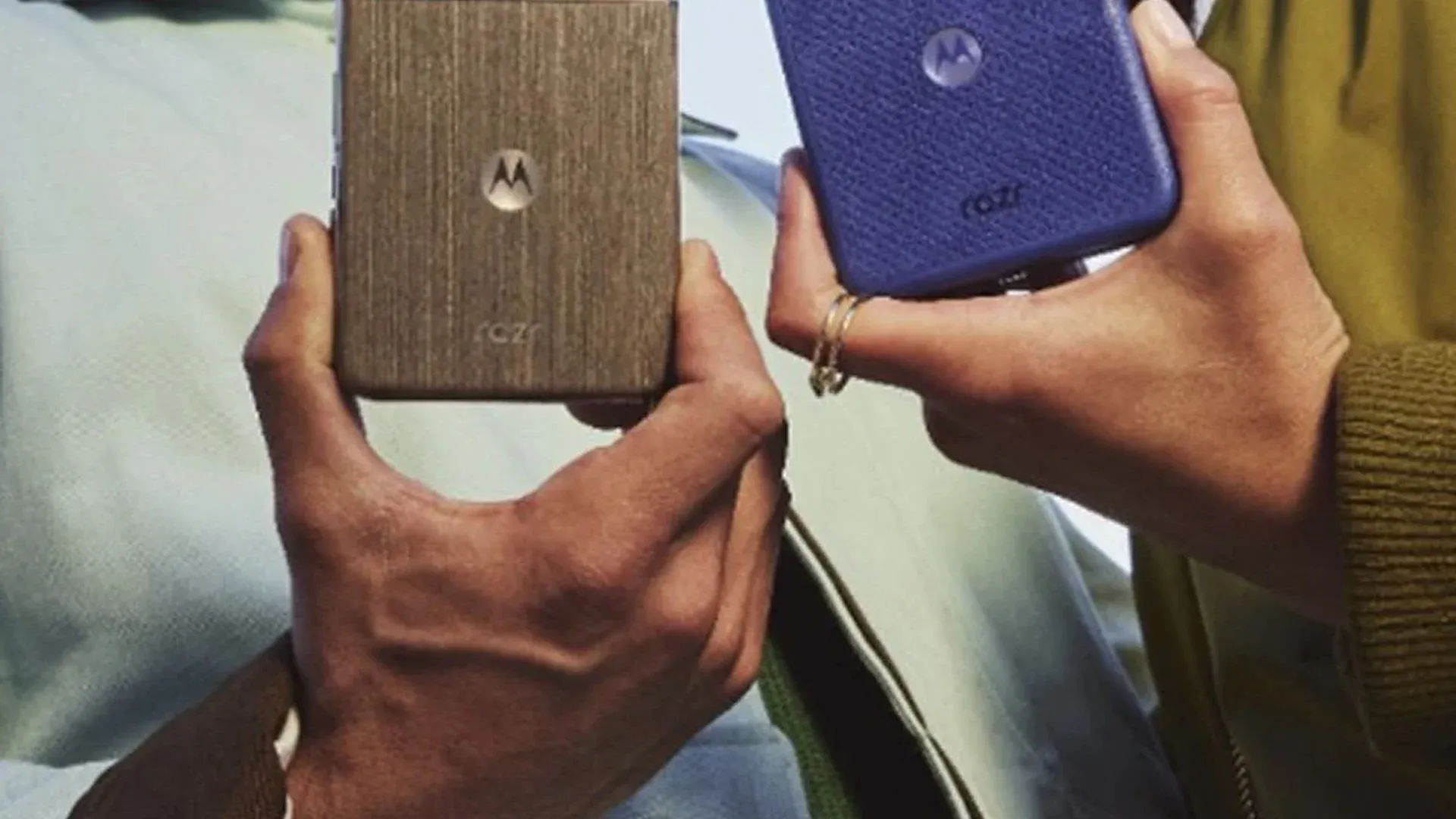Imagem do Motorola Razr 70 Ultra visto de costas mostrando as versões nas cores marrom e azul com acabamento texturizado