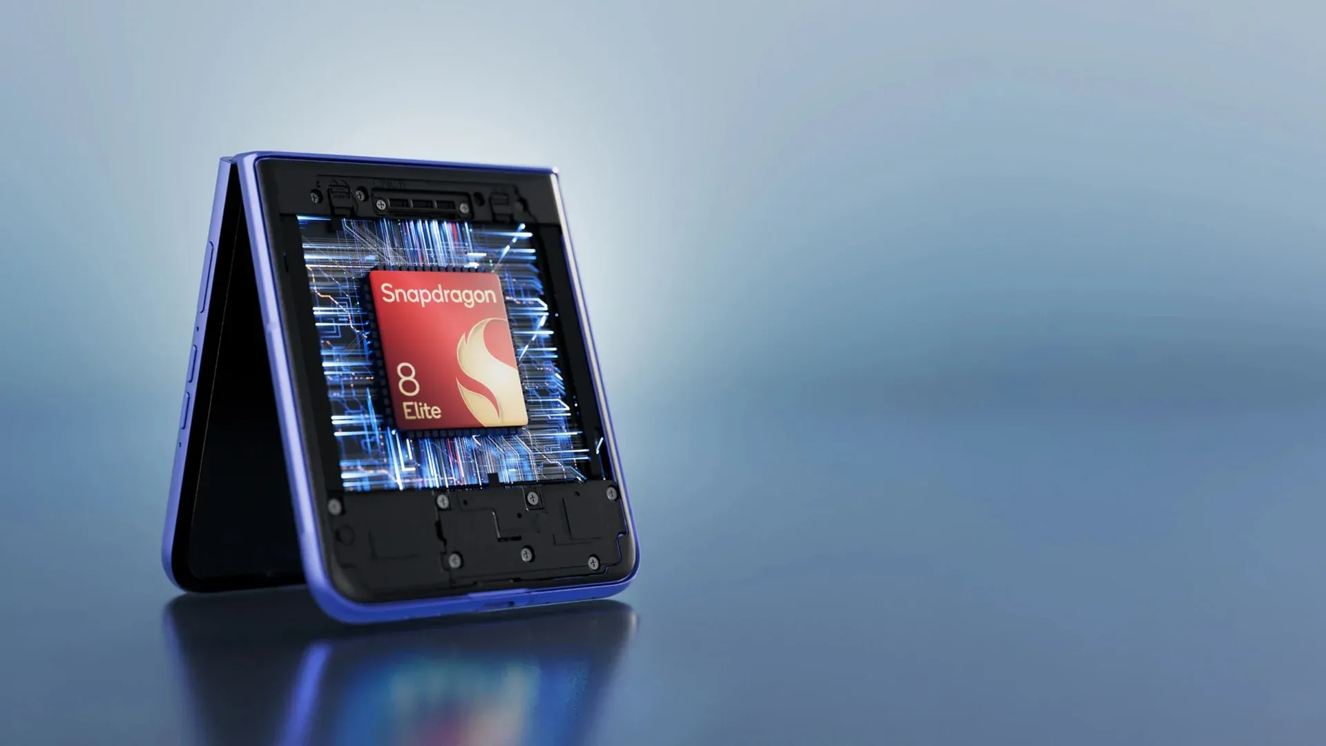 Imagem do Motorola Razr 70 Ultra semiaberto com ilustração do processador Snapdragon 8 Elite
