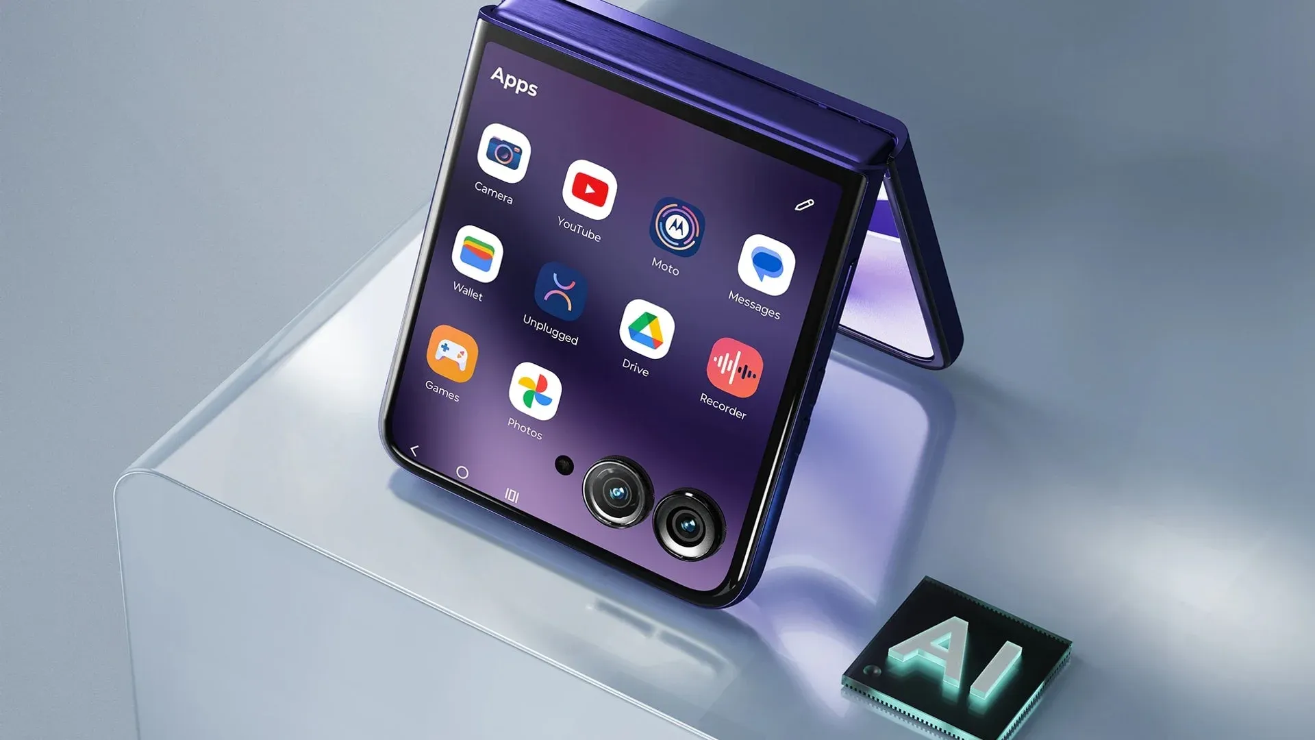 Imagem do Motorola Razr 70 Ultra aberto mostrando a tela dobrável com aplicativos na interface