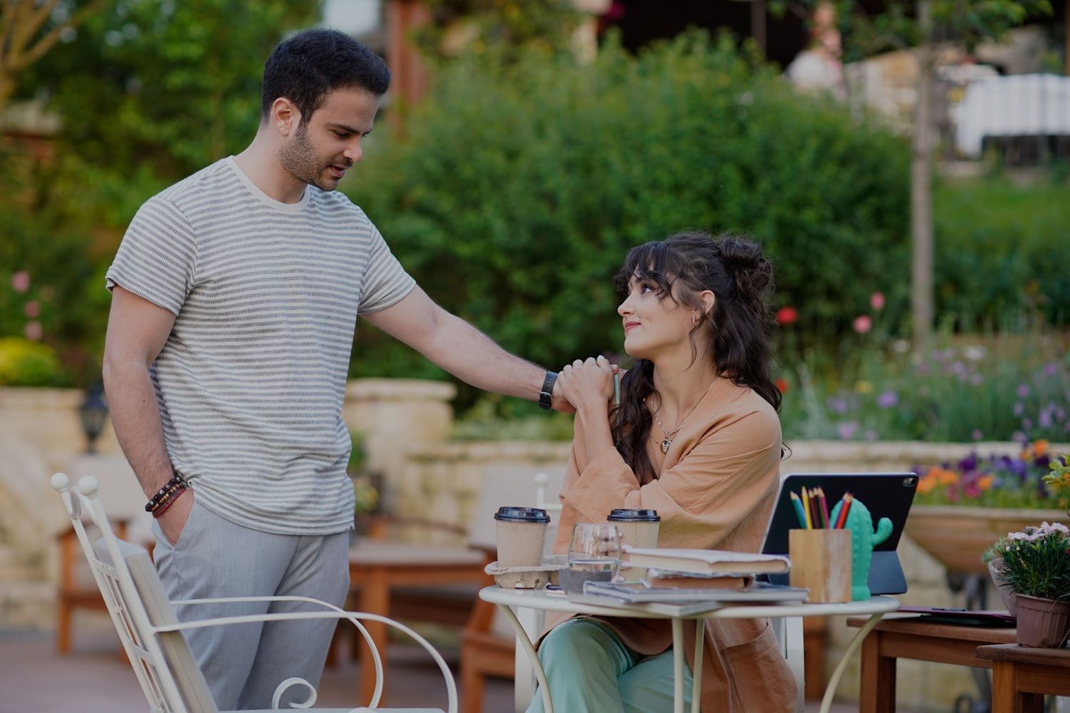 Eda e Serkan em cena romântica da novela turca Será Isso Amor?
