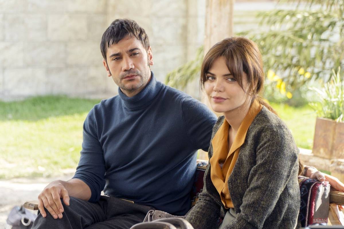 Casal protagonista da novela turca Terra Amarga em cena dramática