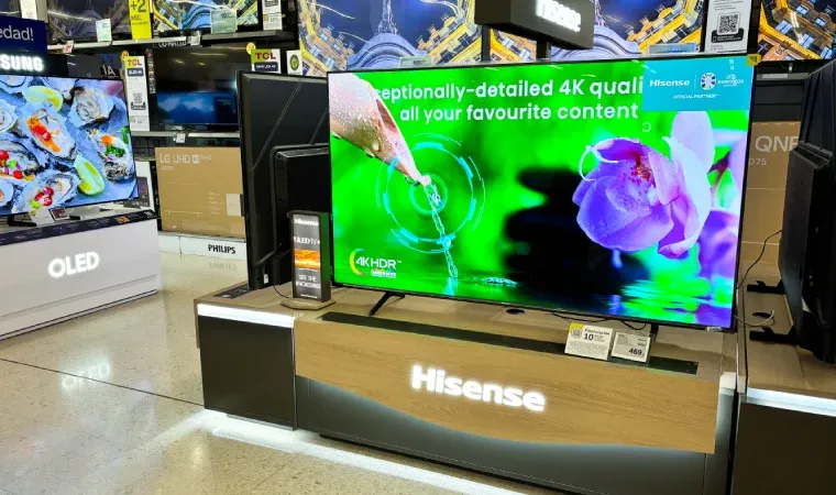 TV Hisense exposta em um mostruário de loja