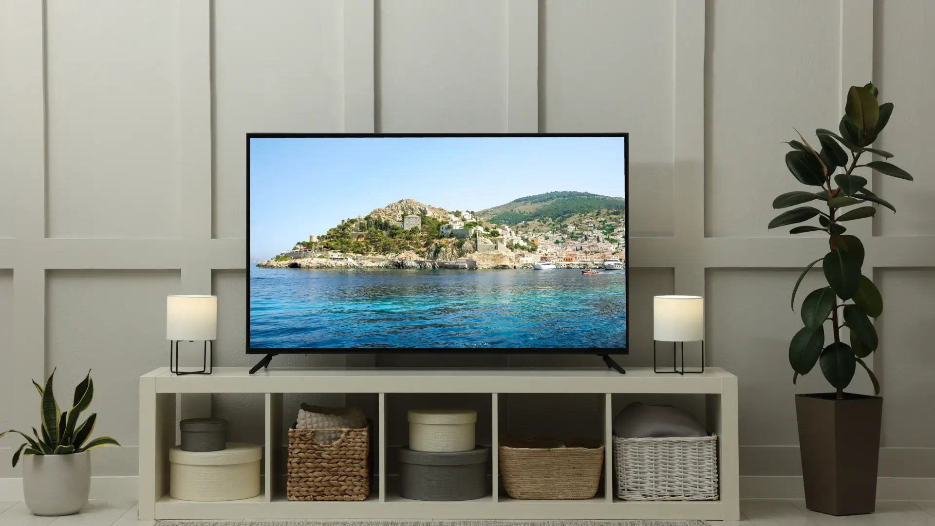 Imagem de uma TV ligada em uma sala