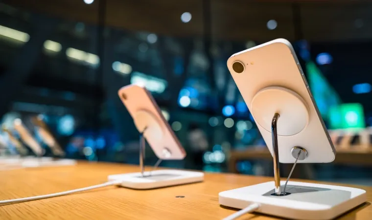 Dois iPhones 17e estão no mostrador de uma loja