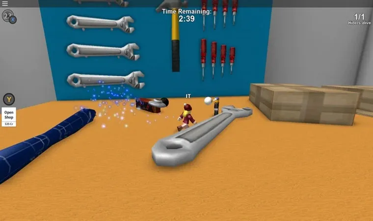 Hide and Seek Extreme em Roblox - imagem mostra um jogador perseguindo outro em uma garagem em grande escala, com ferramentas como uma grande chave inglesa sobre a mesa.