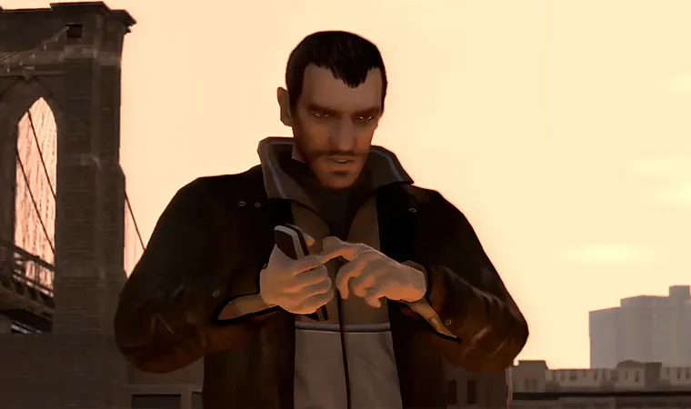 Imagem do jogo GTA 4 com o protagonista Niko Bellic mexendo em seu telefone celular com a imagem de uma ponte ao fundo