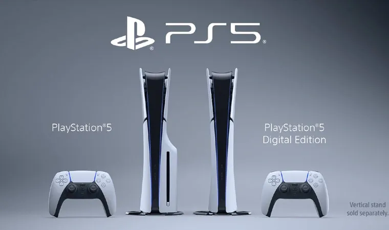 Imagem com dois PlayStations 5 Slim em pé sobre um fundo cinza, um modelo com leitor de disco à esquerda e um modelo digital à direita, ambos com controles DualSense