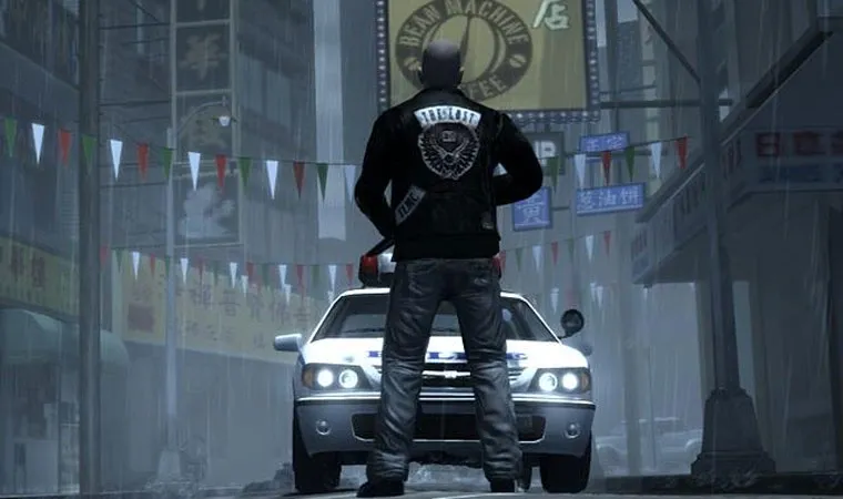 Imagem do DLC The Lost and Damned de GTA 4 exibindo o protagonista Johnny Klebitz de costas com sua jaqueta de motoqueiro e armado