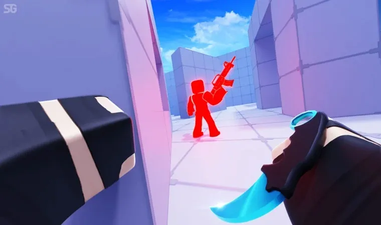 RIVALS em Roblox - arte em primeira pessoa mostrando personagem segurando faca azul se esgueirando pela parede para atacar oponente vermelho com fuzil de assalto.