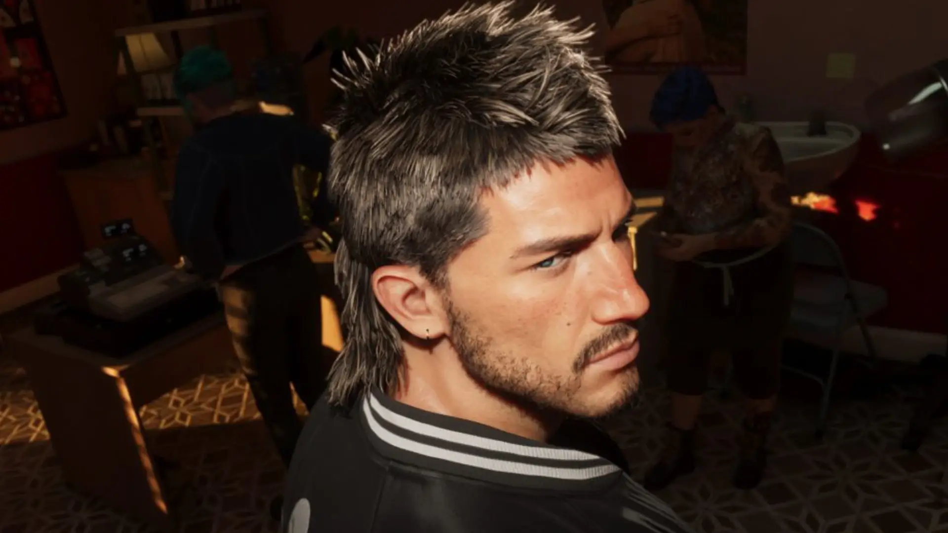 Jason, protagonista do GTA 6, com expressão séria em ambiente pouco iluminado com outras duas pessoas 