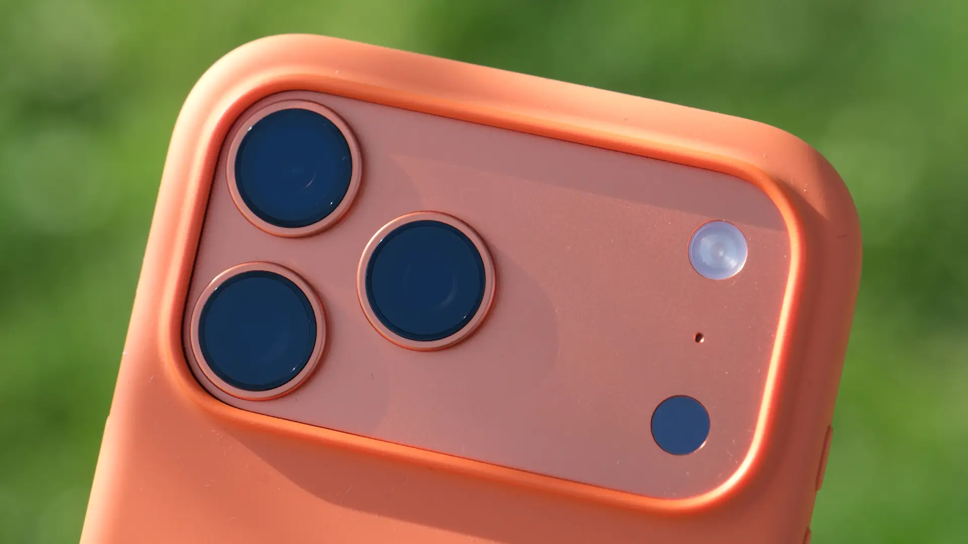 Câmeras traseiras do iPhone 17 Pro Max em destaque