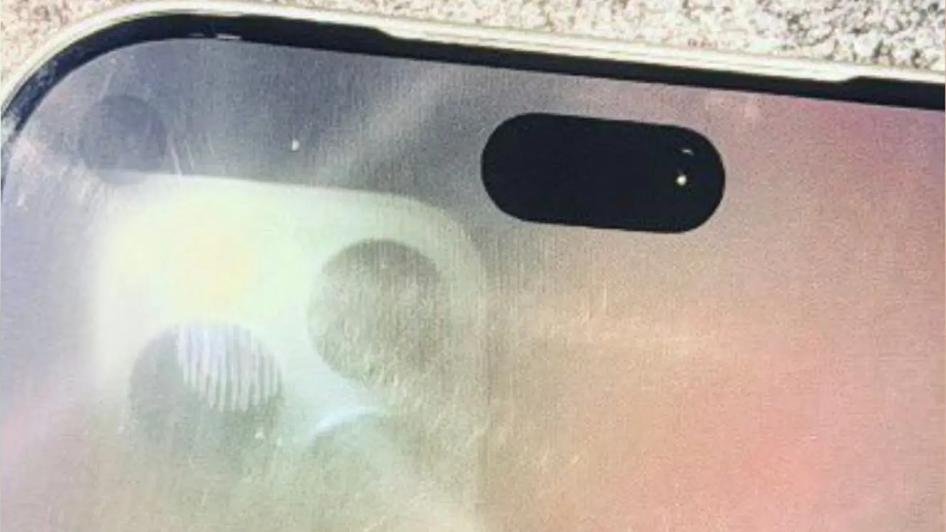 Suposto protótipo do iPhone 18 Pro Max com recorte menor para câmera frontal e sensores