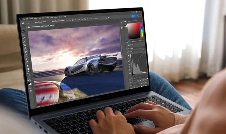 notebook bom e barato Samsung Galaxy Book4 com a imagem de um carro sendo editada no software de imagens Adobe Photoshop