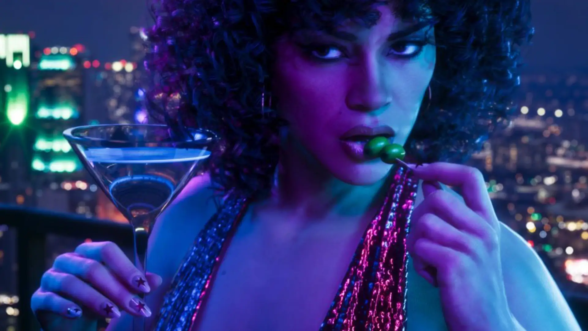 Lucia, protagonista de GTA 6, caracterizada em estilo anos 70, segurando coquetel e comendo azeitona