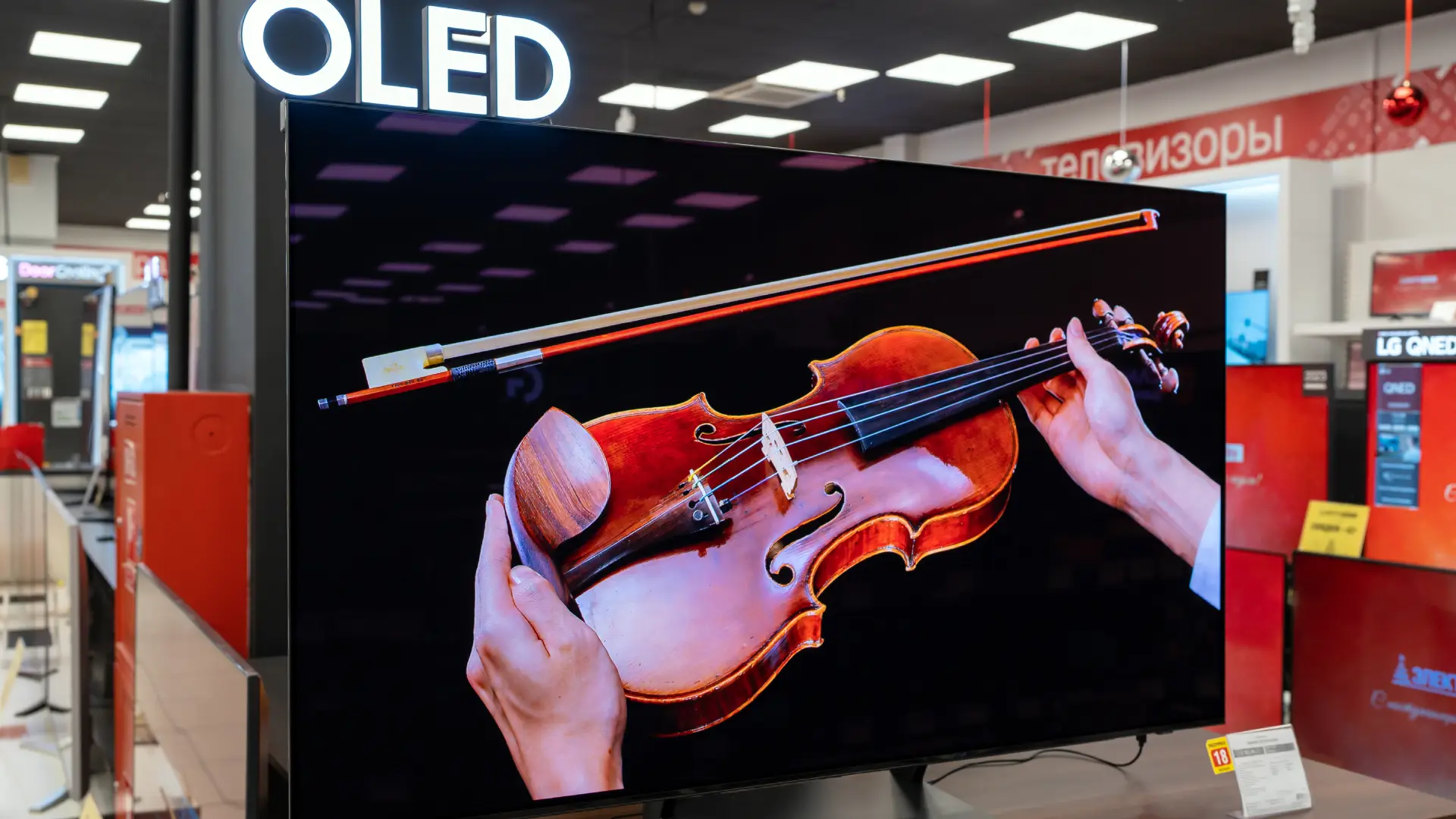 Imagem de uma TV em exposição com um letreiro escrito “OLED” em sua parte superior