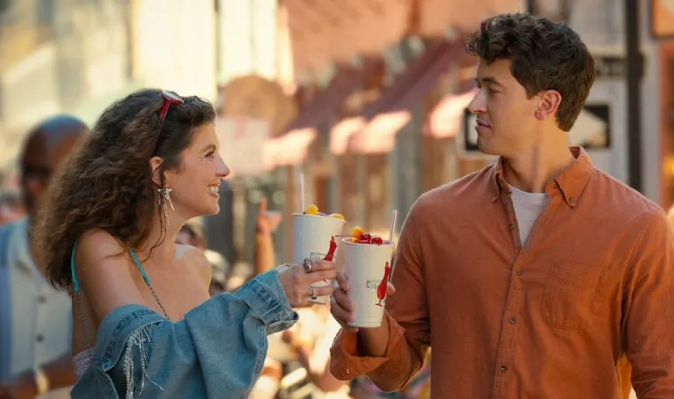 casal do filme De Férias com Você conversando na rua.