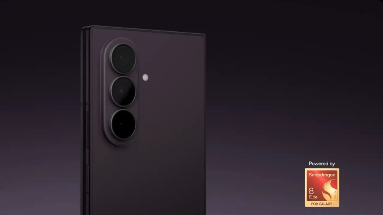 Imagem exibindo a parte traseira do Galaxy Z Fold8 Ultra exibindo a informação do processador Snapdragon 8 Elite Gen 5 à direira