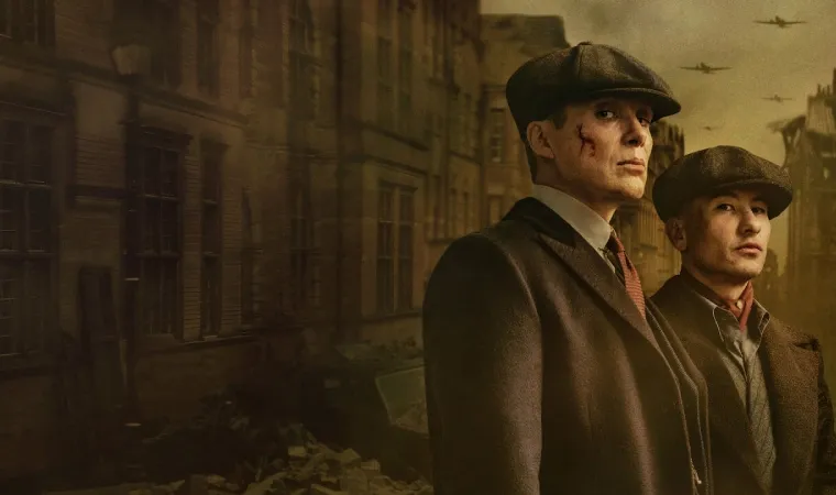 Tommy Shelby e Erasmus posam em cenário urbano histórico.