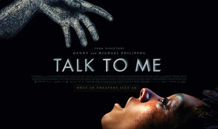 Mão possuída estende-se sobre rosto em pôster do filme de terror talk to me