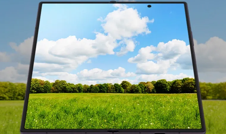 Samsung Galaxy Z Fold 8 Ultra aberto com imagem de natureza na tela
