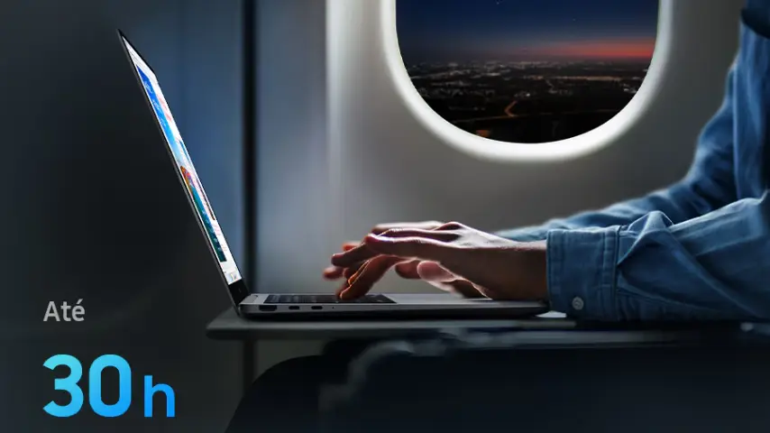 Pessoa usa o Galaxy Book6 Pro durante um voo, com destaque para bateria de até 30 horas.