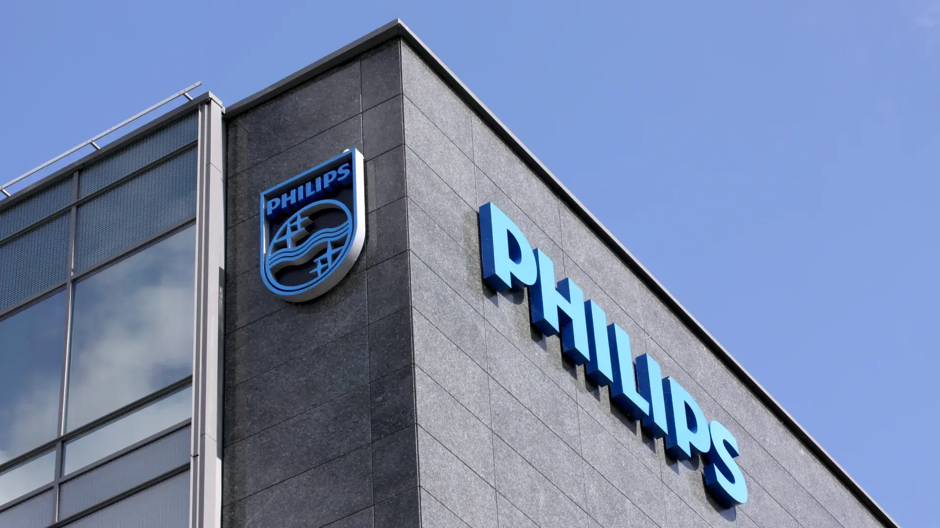 Prédio cinza com logo "PHILIPS" em azul
