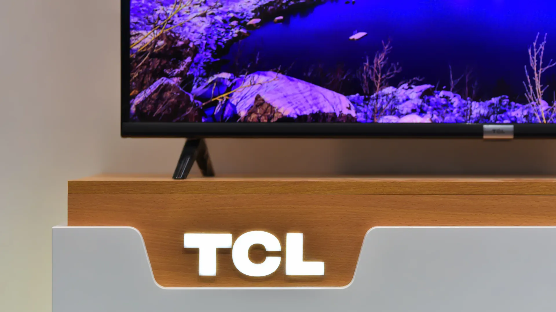 TV TCL sobre uma mesa, com logo "TCL" em exposição