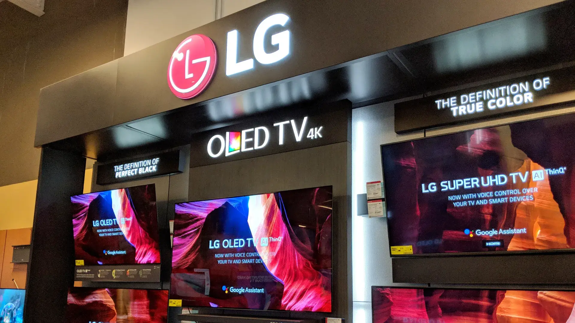 Parede de exposição da LG com várias TVs