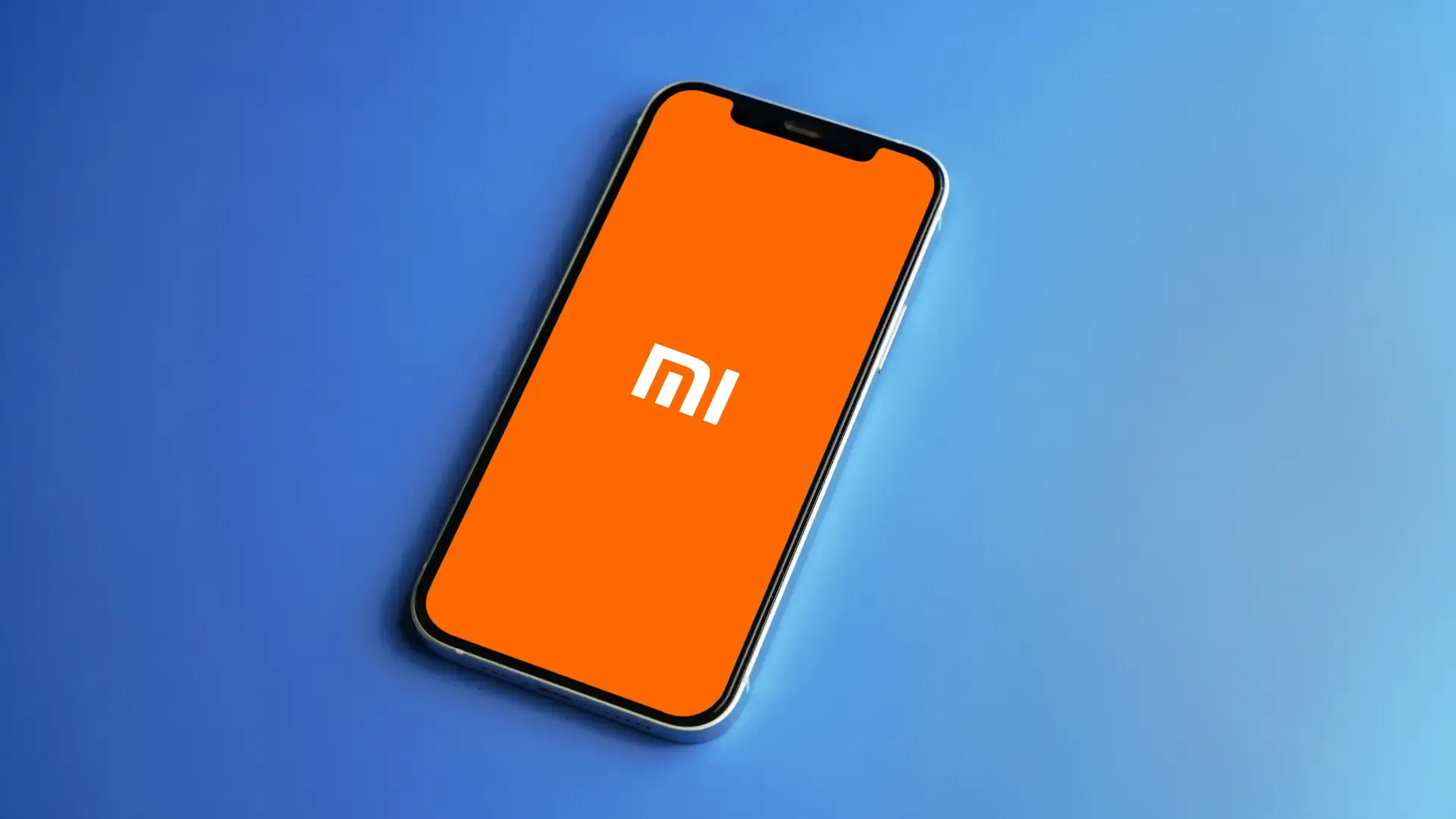 Smartphone com tela laranja e logo mi sobre fundo azul.