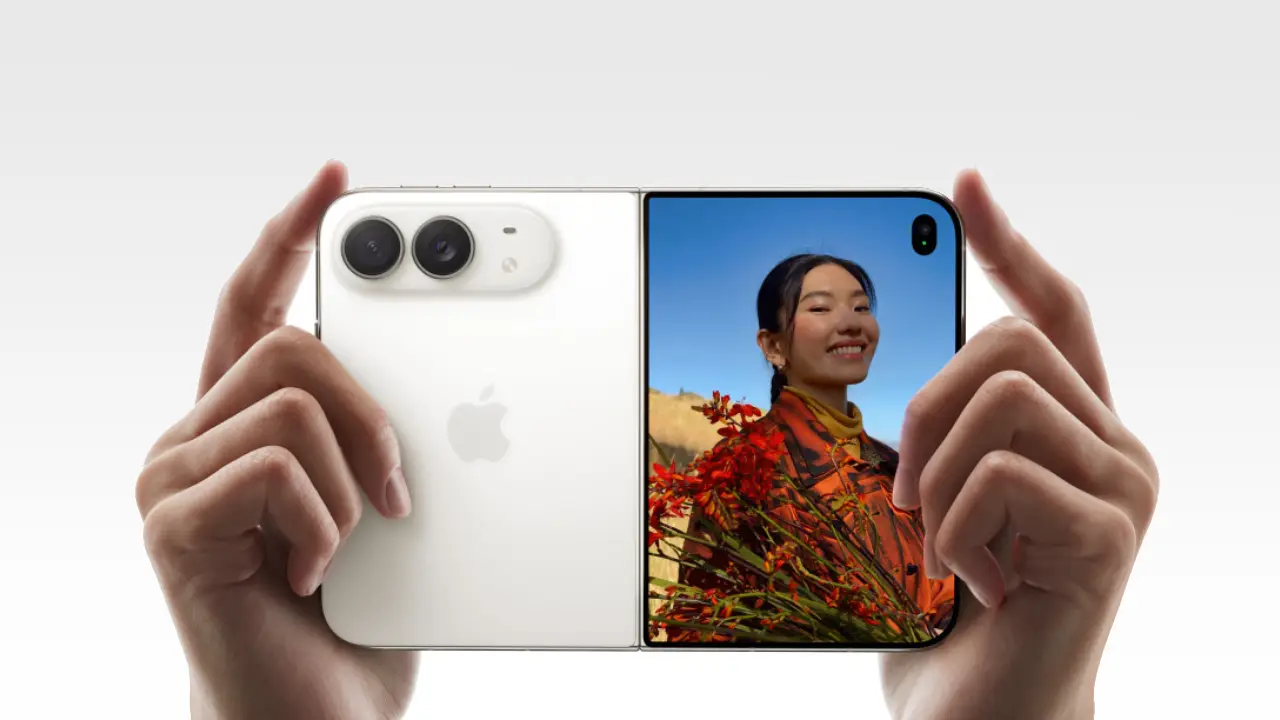Mãos seguram iPhone Duo branco aberto, com retrato na tela e duas câmeras traseiras.