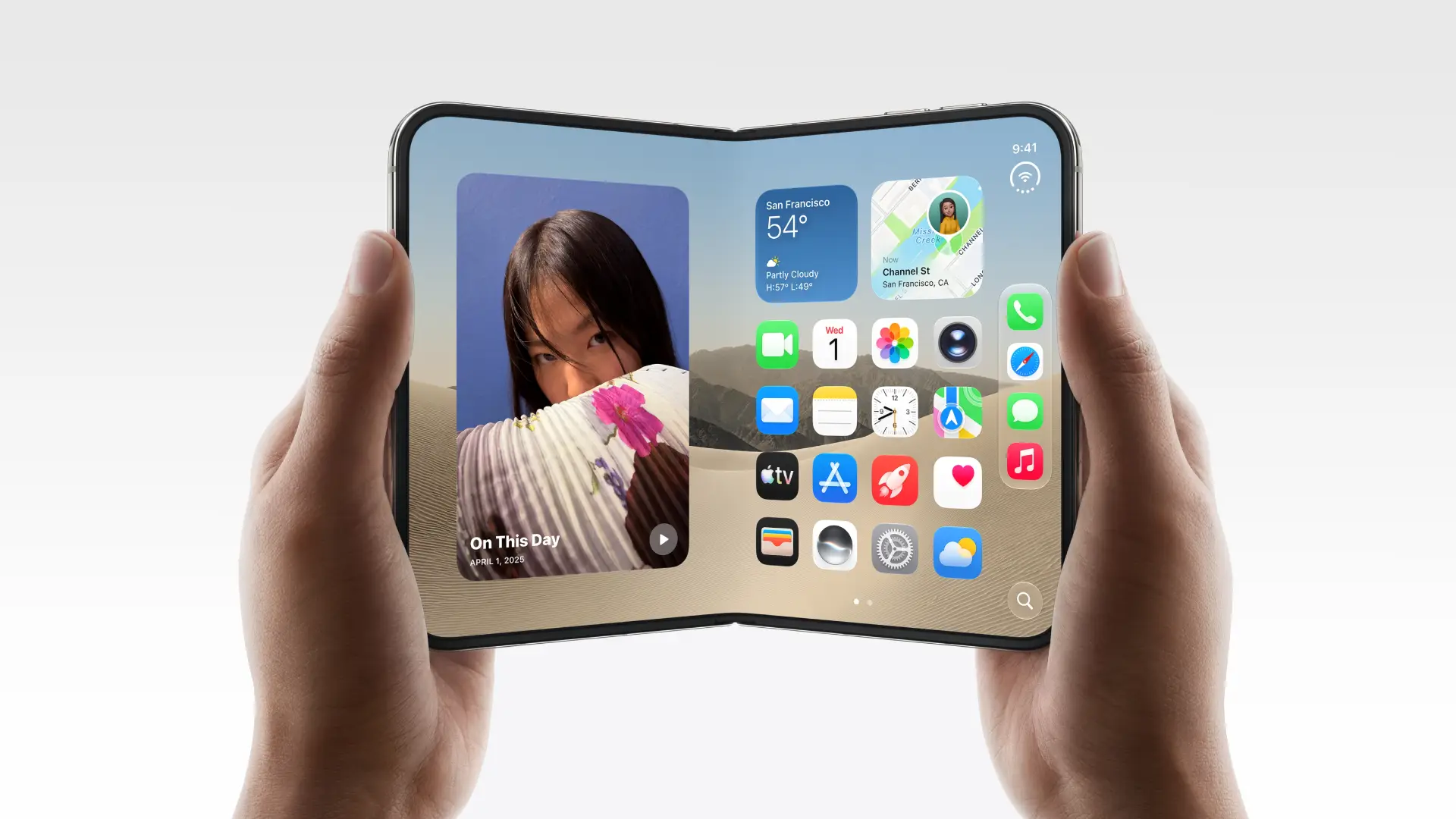 Mãos seguram iPhone Duo aberto, com foto, widgets e ícones de aplicativos na tela.