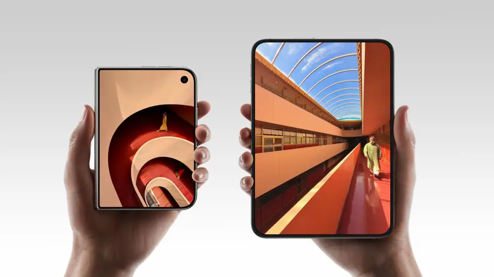 Mãos seguram iPhone Duo com duas telas exibindo imagens de arquitetura em tons alaranjados.