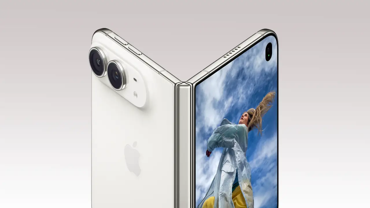 iPhone Duo branco semiaberto, com duas câmeras traseiras e pessoa fotografada na tela.