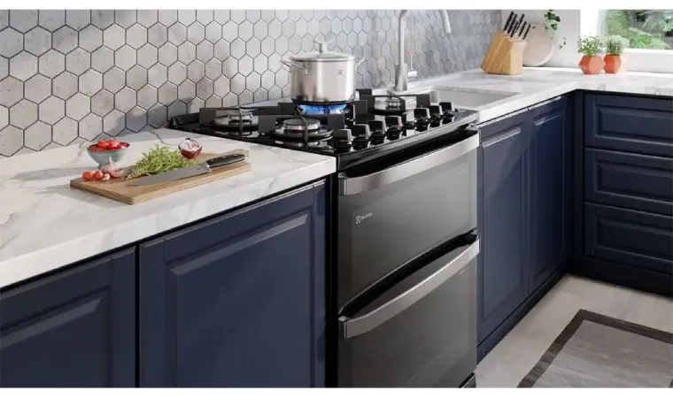 Cozinha com fogão Electrolux com dois fornos de 5 bocas